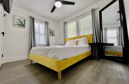 North University Casa | 6Br | Ideal Location to Downtown & UT