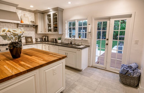 Northeast Miami Villa | 6BR King Bed, Pool with Huge Yard