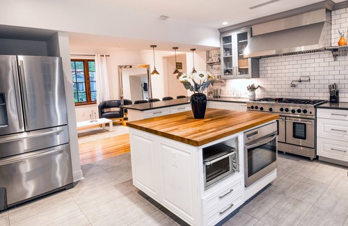 Northeast Miami Villa | 6BR King Bed, Pool with Huge Yard