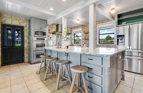 Wimberley Casa | 6BR Modern Farmhouse with Swimming Pool & Hot Tub