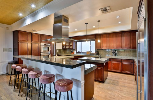 Sherman Oaks Villa | 6BR/Music Studio/Pool/Spa/Games/Sauna