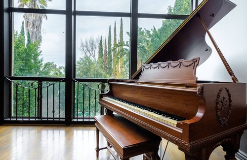 Sherman Oaks Villa | 6BR/Music Studio/Pool/Spa/Games/Sauna