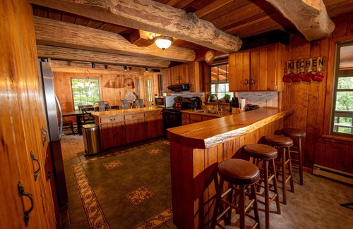 Champion Casa | 6BR/Sleeps 18, 5 Mins to 7Springs, Hot Tub, Pond, Fire Pit