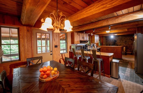 Champion Casa | 6BR/Sleeps 18, 5 Mins to 7Springs, Hot Tub, Pond, Fire Pit