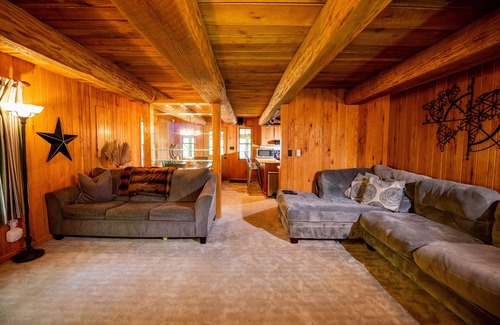 Champion Casa | 6BR/Sleeps 18, 5 Mins to 7Springs, Hot Tub, Pond, Fire Pit
