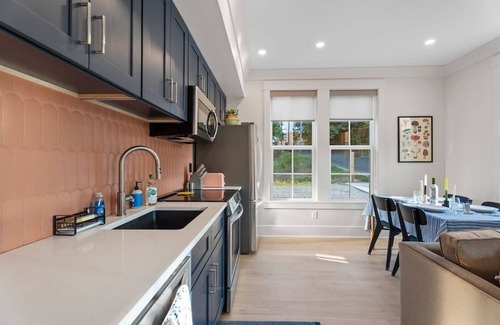 Durham Apartamento | 6BR Urban Retreat w/ Deck, Near Downtown Durham