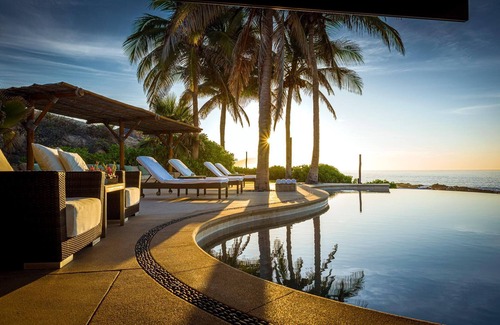 San Jose del Cabo Villa | 6BR Villa on Swimmable Beach!
