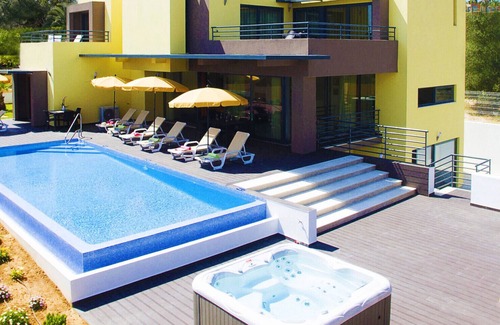 Armacao de Pera Villa | 6BR w/ Heatable Pool, Jacuzzi & Games Room