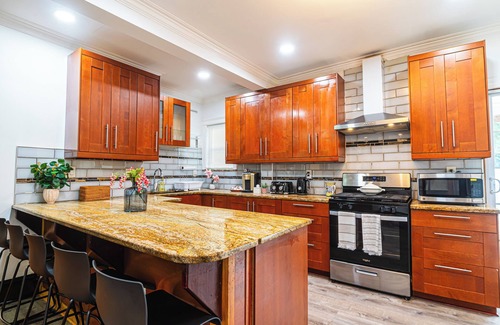 St. Marks Apartamento | 6BR3BA w Parking Near T I Foosball & Family Space