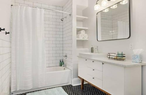Lawrenceville Casa | 6min to Pittsburgh Zoo l A block from Butler St