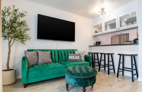 Clarksville Condominio | 6th St Escape w/Refreshing Pool – Walk Everywhere!