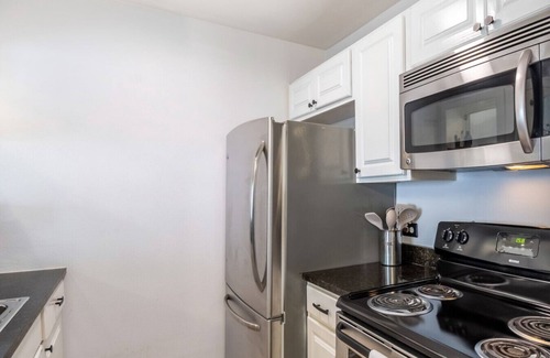 Clarksville Condominio | 6th St Escape w/Refreshing Pool – Walk Everywhere!