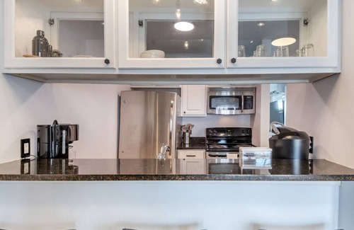 Clarksville Condominio | 6th St Escape w/Refreshing Pool – Walk Everywhere!