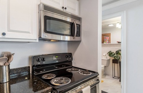 Clarksville Condominio | 6th St Escape w/Refreshing Pool – Walk Everywhere!