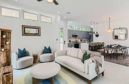 Austin Casa | 7 BDRM Compound DT Austin I Clubhouse I Heated Pool March 2025 I SXSW Top Spots!