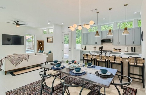 Austin Casa | 7 BDRM Compound DT Austin I Clubhouse I Heated Pool March 2025 I SXSW Top Spots!