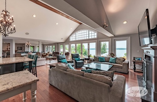 Oro-Medonte Cabaña | 7 bed 8 bath cottage on Lake Simcoe, 730' Frontage, South Exposure!