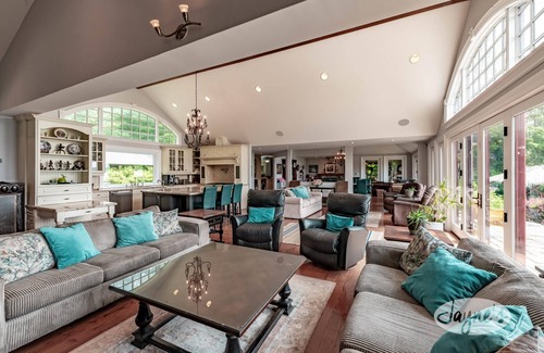 Oro-Medonte Cabaña | 7 bed 8 bath cottage on Lake Simcoe, 730' Frontage, South Exposure!