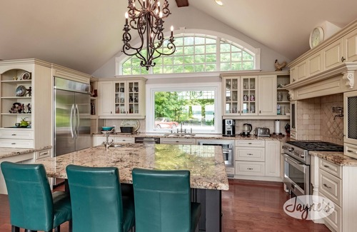 Oro-Medonte Cabaña | 7 bed 8 bath cottage on Lake Simcoe, 730' Frontage, South Exposure!