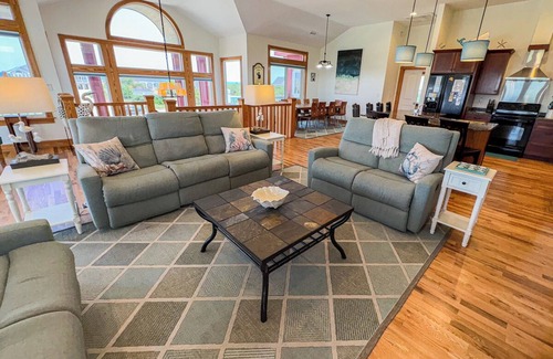 Southern Shores Casa | 7 Bed, 6.1 Bath dog friendly w/pool, hot tub, game room and elevator!
