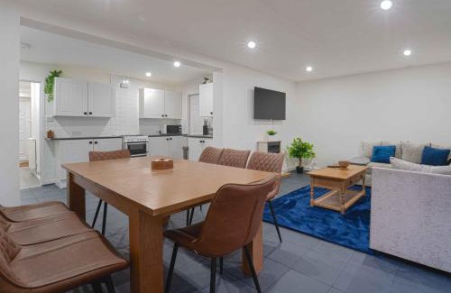 Warwick Casa | 7 Bed House - Close to A46