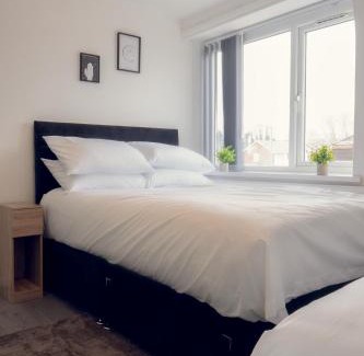 Warwick Casa | 7 Bed House - Close to A46