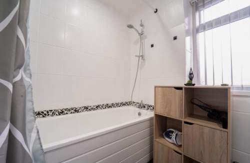 Warwick Casa | 7 Bed House - Close to A46