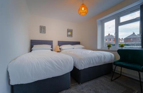 Warwick Casa | 7 Bed House - Close to A46