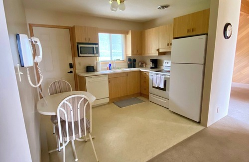 Unorganized Thunder Bay District Casa | 7-bed lakefront house with sauna, beach & boat launch — 15 min from Thunder Bay.