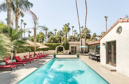 The Mesa Casa | 7 dormitorios, 5. 5 baños Villa de estilo español de los años 30 con privacidad y piscina grande