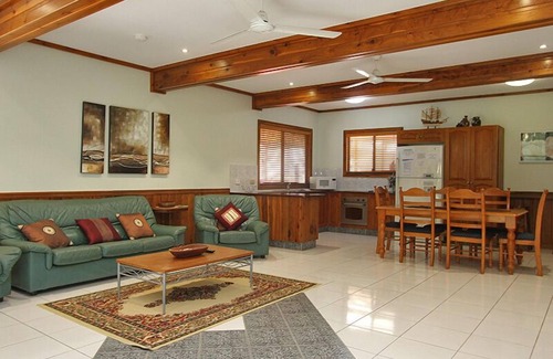 Amity Point Casa | 7 Bedroom Queenslander close to rock wall