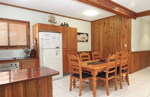 Amity Point Casa | 7 Bedroom Queenslander close to rock wall