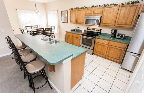 Cumbrian Lakes Villa | 7 CAMAS / 7 baños, piscina orientada al sur con vista al agua, todos los muebles nuevos, 10 MIN DE DISNEY