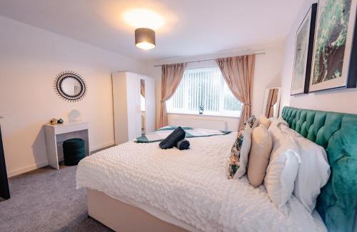 Penylan Apartamento | 7 Beds - Spacious Apartment - Free Parking
