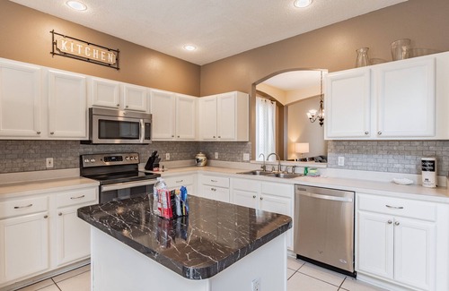 Lake Berkley Casa | 7 Br/4.5 BA Pool