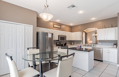 Lake Berkley Casa | 7 Br/4.5 BA Pool