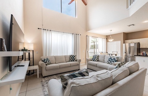 Lake Berkley Casa | 7 Br/4.5 BA Pool