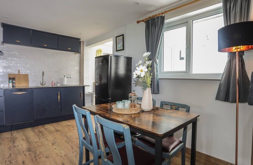 Ty Croes Casa | 7 BRO BRANWEN, pet friendly, with open fire in Rhosneigr
