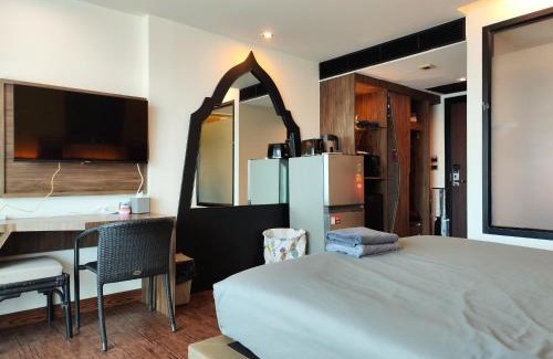 Kata Apartamento | 7 Floor - Pool view Studio room at TBHR near Kata beach