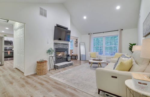 East Stroudsburg Casa | 7 Mi to Camelback Mtn: Chic Penn Estates Home