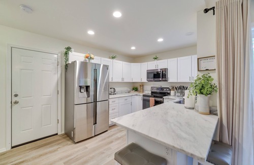East Stroudsburg Casa | 7 Mi to Camelback Mtn: Chic Penn Estates Home