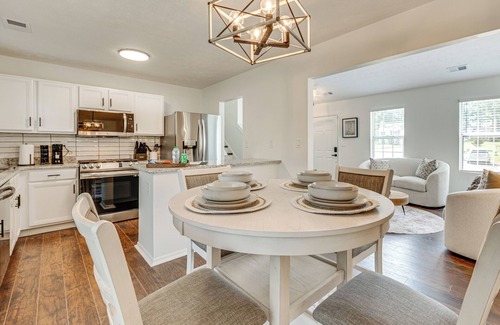Atlanta Casa | 7 Mi to Dtwn ATL: Upscale Family Home w/Balcony
