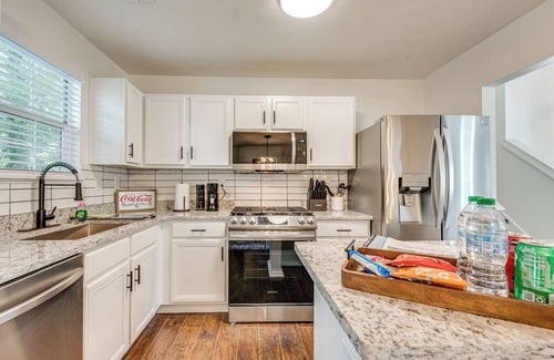 Atlanta Casa | 7 Mi to Dtwn ATL: Upscale Family Home w/Balcony