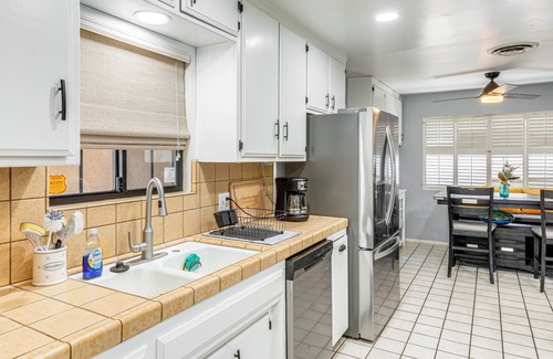 Greenacres Casa | 7 Mi to Dtwn: Poolside Paradise in Bakersfield!