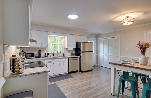 North Raleigh Casa | 7 Mi to Dtwn Raleigh: BBQ-Ready Townhome!