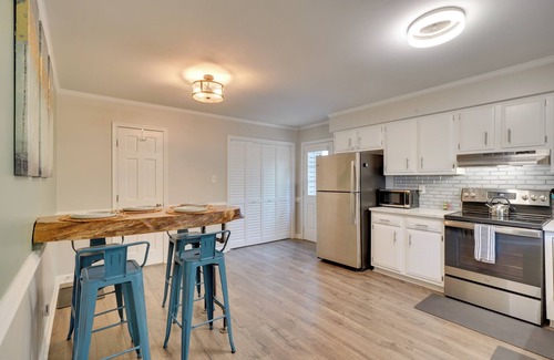 North Raleigh Casa | 7 Mi to Dtwn Raleigh: Townhome w/ Deck!