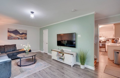 North Raleigh Casa | 7 Mi to Dtwn Raleigh: Townhome w/ Deck!