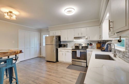North Raleigh Casa | 7 Mi to Dtwn Raleigh: Townhome w/ Deck!