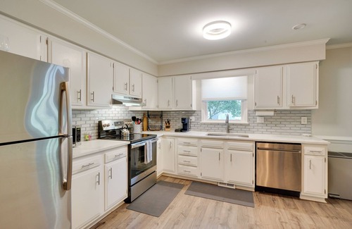 North Raleigh Casa | 7 Mi to Dtwn Raleigh: Townhome w/ Deck!