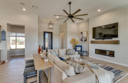 Apache Junction Casa | 7 Mi to Lost Dutchman Home with Pool and Patio!